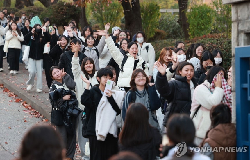 수능 마친 수험생들 (수원=연합뉴스) 한종찬 기자 = 2026학년도 대학수학능력시험일인 13일 경기 수원시 팔달구 영복여자고등학교에서 시험을 마친 수험생들이 시험장을 나서고 있다.2025.11.13 saba@yna
