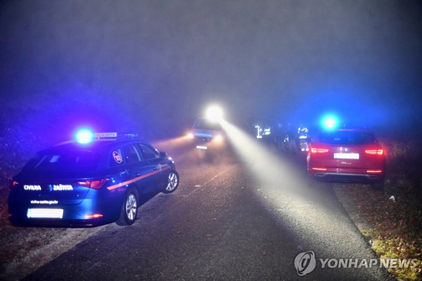 튀르키예 항공기 추락
(센[크로아티아] AP=연합뉴스) 지난 13일(현지시간) 크로아티아 센 지역에서 구조대와 경찰이 튀르키예 소방 항공기 추락 지점에 모여 있다. 2025.11.