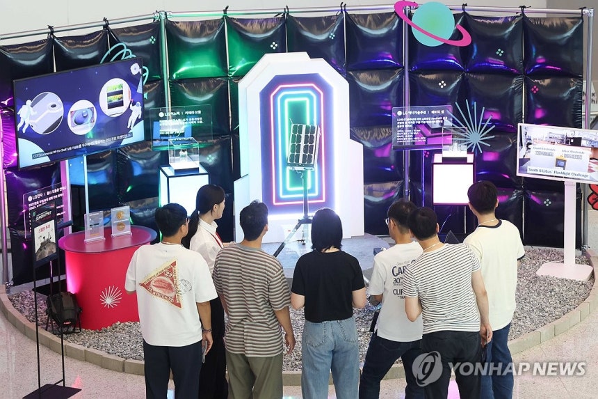 슈퍼스타트 데이 2025 &lt;br/&gt;(서울=연합뉴스) 17일 서울 마곡 LG사이언스파크에서 열린 슈퍼스타트 데이 2025에서 LG 직원들이 LG의 카메라 모듈, 배터리 셀, 통신 모듈용 안테나가 탑재된 무인탐사연구소의 달 탐사