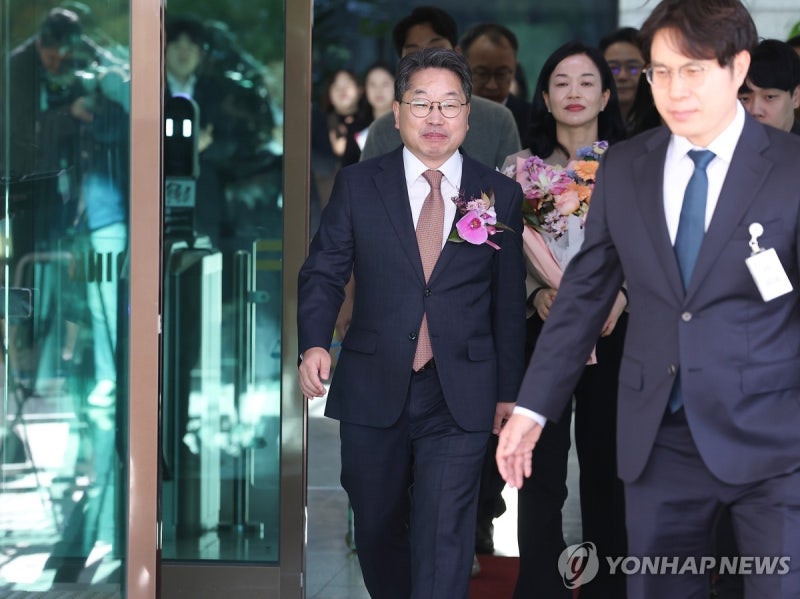 '항소포기' 말없이 떠난 노만석…"<b>검사 징계 논의</b> 멈춰달라"