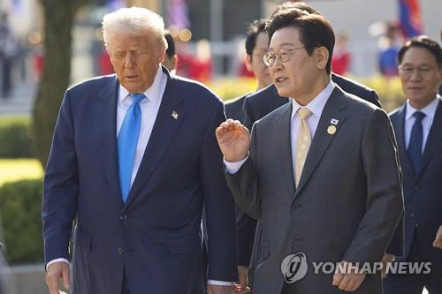 대화하는 한미 정상
이재명 대통령과 도널드 트럼프 미국 대통령이 10월 29일 경북 경주박물관에서 정상회담장으로 이동하며 대화하고 있다. 2025.10.29 [대통령실 제공. 재판