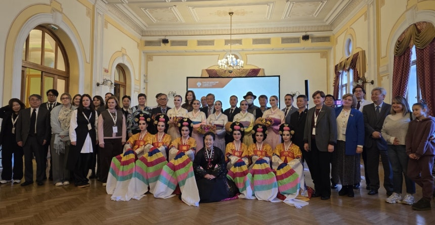 러시아에서 열린 박경리문학제
(모스크바=연합뉴스) 14일(현지시간) 러시아 상트페테르부르크국립대에서 열린 제6회 박경리문학제에 참여한 한국, 러시아 관계자들. [한러대화 제공] 2