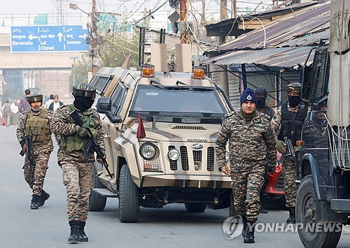 폭발 사고 난 경찰서에 도착한 인도 보안군
[로이터 연합뉴스. 재판매 및 DB 금지]