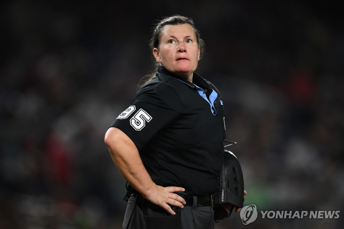 'MLB 최초 여성 <b>심판</b>' <b>파월</b>, 야구 <b>한일전</b> 첫 경기 주심 맡아