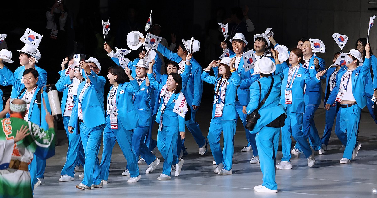 2025 <b>도쿄 데플림픽 개회식</b>에서 입장하는 한국 선수단
