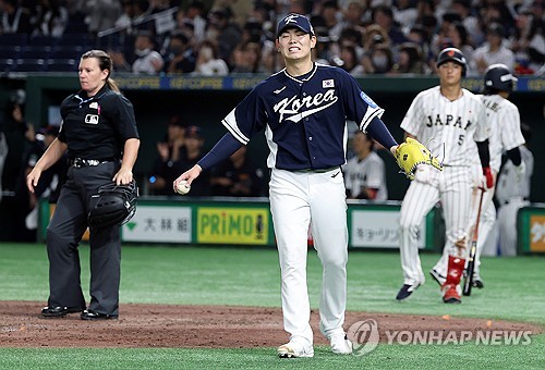 South Korean reliever Sung Yeong-tak reacts after allowing an RBI single to Seishiro Sakamoto of Jap