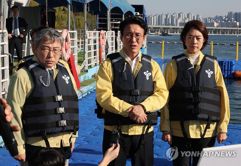 金총리 "<b>한강버스 안전성</b> 심각한 우려…사고 원인 철저 조사"