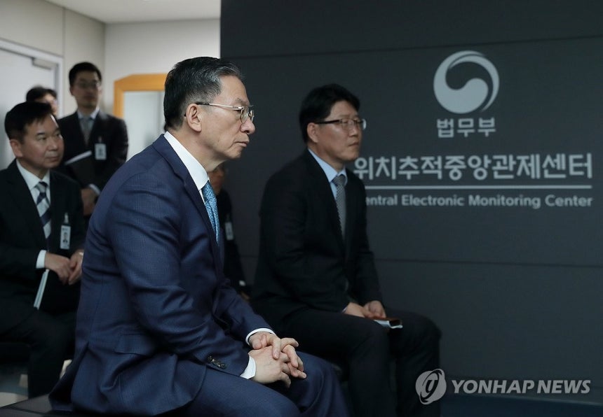 위치추적중앙관제센터 찾은 정성호 장관
(서울=연합뉴스) 정성호 법무부장관이 14일 서울보호관찰소와 위치추적중앙관제센터를 방문해 범죄예방정책 집행 현장을 점검하고 있다. 2025.1