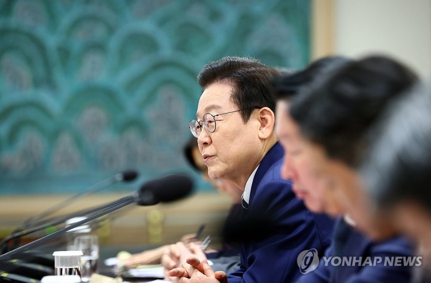 이재명 대통령, 한미 관세협상 후속 민관 합동회의 발언 (서울=연합뉴스) 김도훈 기자 = 이재명 대통령이 16일 용산 대통령실에서 열린 한미 관세협상 후속 민관 합동회의에서 발언하고 있다. 2025.11.16 sup