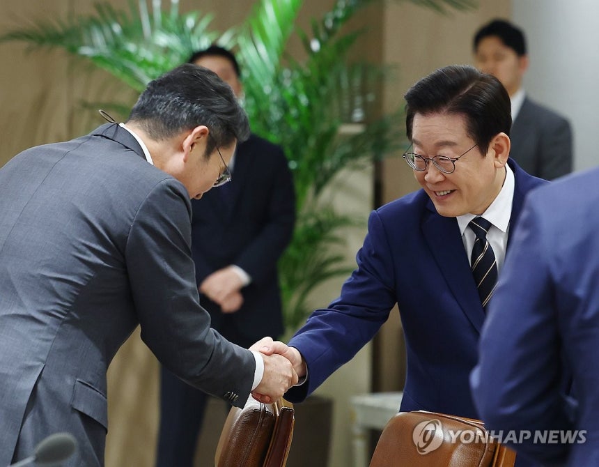 악수하는 이재명 대통령과 이재용 회장 (서울=연합뉴스) 김도훈 기자 = 이재명 대통령이 16일 용산 대통령실에서 열린 한미 관세협상 후속 민관 합동회의에서 이재용 삼성전자 회장과 인사하고 있다. 2025.11.16