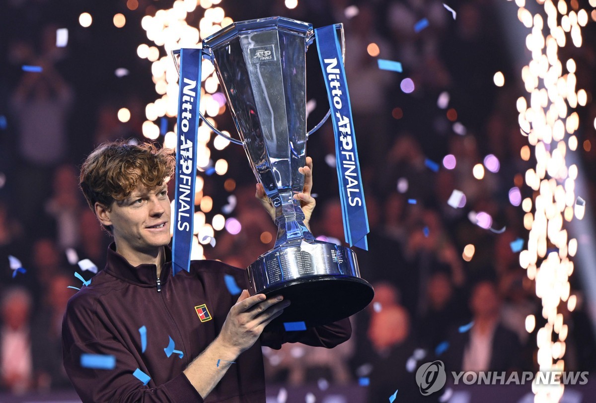 <b>신네르</b>, <b>알카라스</b> 꺾고 <b>ATP</b> 투어 시즌 최종전 우승…상금 73억원