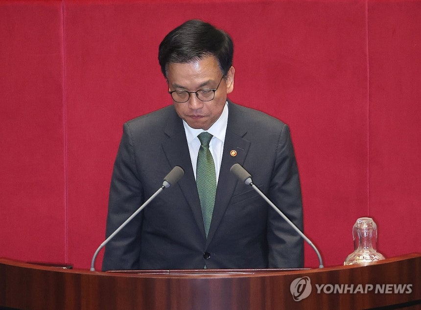 정부 측 인사 마치고 자리 떠나는 최상목 부총리 (서울=연합뉴스) 류영석 기자 = 최상목 경제부총리 겸 기획재정부 장관이 1일 국회에서 본회의 표결 절차를 마친 뒤 회의장를 떠나고 있다. 2025.5.1 ondol@