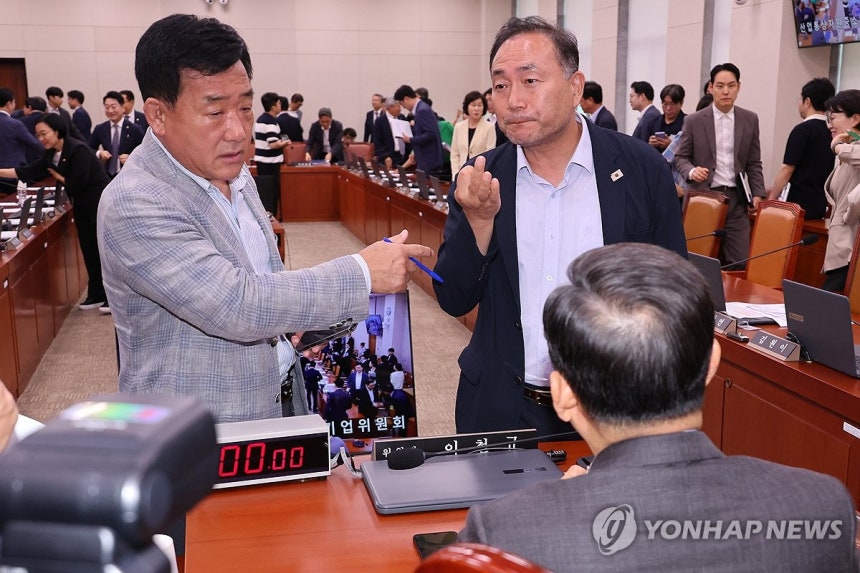 산업위 위원장-간사 대화
8월 25일 국회 산업통상자원중소벤처기업위원회 전체회의에서 국민의힘 소속 이철규 위원장과 더불어민주당 김원이 간사, 국민의힘 박성민 간사가 회의 일정을 논