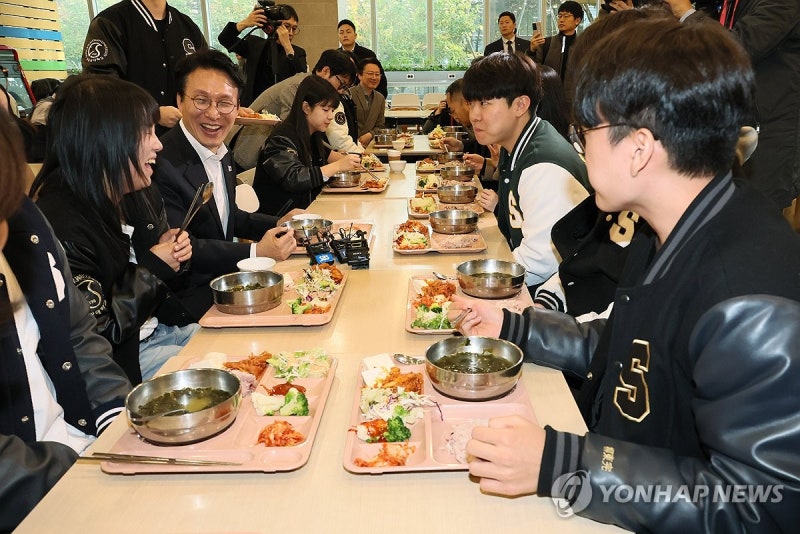 金총리, 성대 찾아 학생들과 '<b>천원의 아침밥</b>'…"내년 대폭 <b>확대</b>"