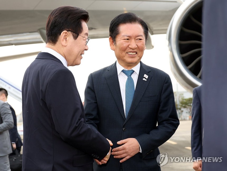 대화 나누는 이재명 대통령과 정청래 대표
(성남=연합뉴스) 한상균 기자 = 주요 20개국(G20) 정상회의 참석을 계기로 UAE·이집트·튀르키예 등 4개국 순방에 나서는 이재명 대