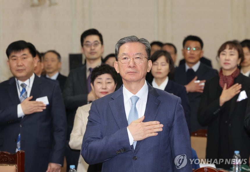 국기에 경례하는 정성호 장관 (과천=연합뉴스) 이진욱 기자 = 17일 경기도 정부과천청사 법무부에서 열린 전국 보호기관장 회의에서 정성호 장관이 국기에 경례하고 있다. 2025.11.17 cityboy@yna.co.