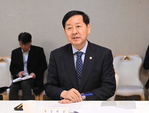 Finance Minister Koo Yun-cheol speaks during a meeting with executives from major export companies a