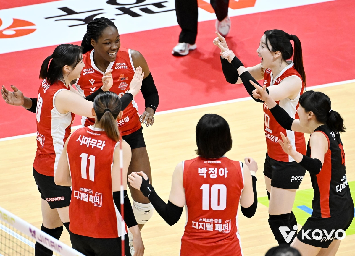 여자배구 <b>페퍼</b>, 현대건설 꺾고 <b>선두</b> 도로공사 <b>추격</b> 시동