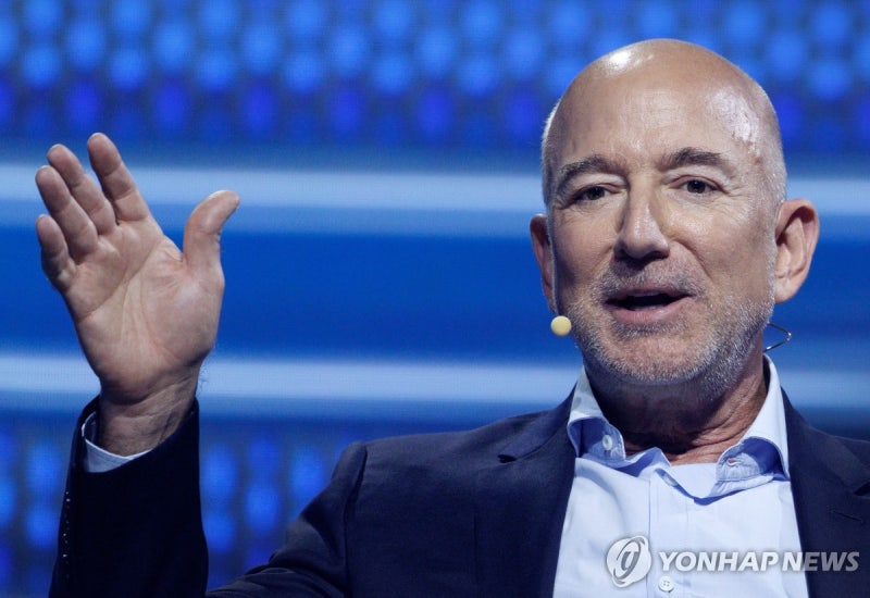 "아마존 창업자 베이조스, AI 스타트업 CEO로 경영 일선 복귀"