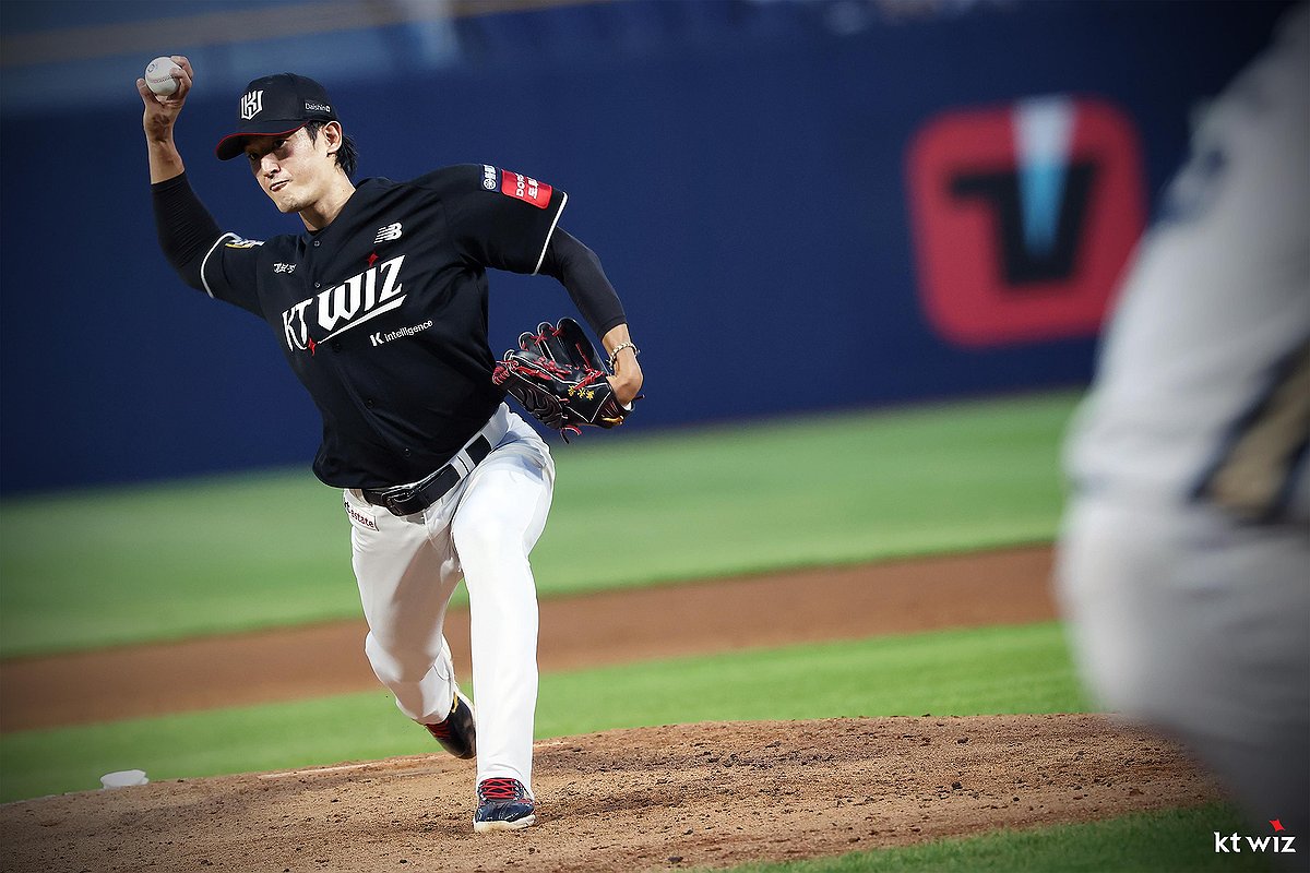 kt <b>고영표</b>, 토종 투수 처음으로 <b>KBO 수비상 수상</b>