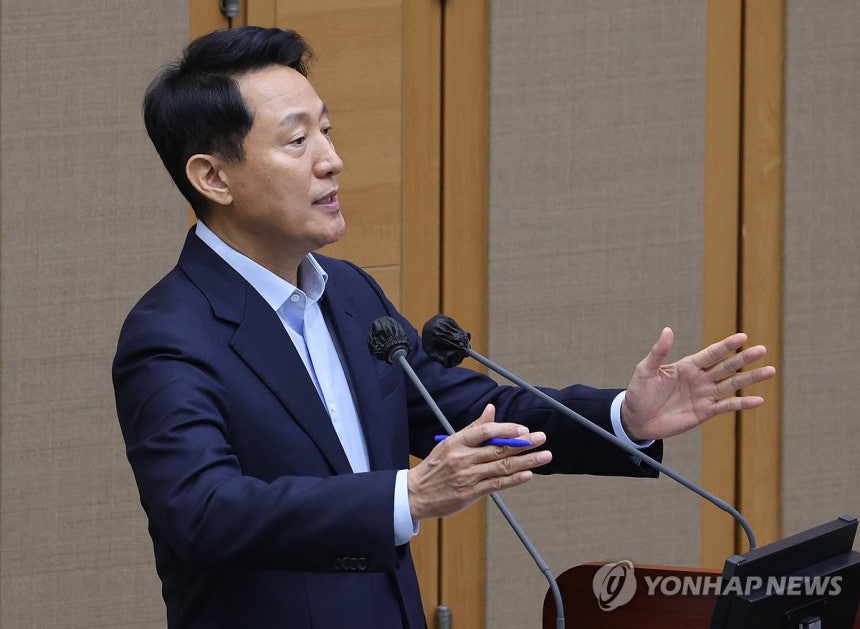 질의에 답하는 오세훈 서울시장 (서울=연합뉴스) 서명곤 기자 = 오세훈 서울시장이 18일 서울 중구 서울시의회에서 열린 제333회 정례회 시정질문에 참석, 세운4구역 재개발과 관련된 질의에 답하고 있다. 2025.