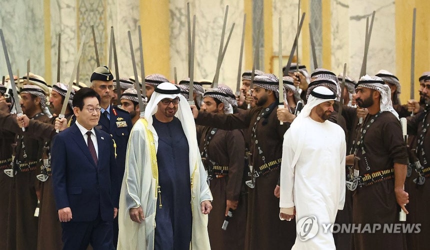 이재명 대통령과 UAE 대통령 (아부다비=연합뉴스) 김도훈 기자 = 이재명 대통령이 18일(현지시간) 아랍에미리트(UAE) 아부다비 대통령궁에서 열린 국빈방문 공식 환영식에서 무함마드 빈 자이드 알 나흐얀 UAE 대