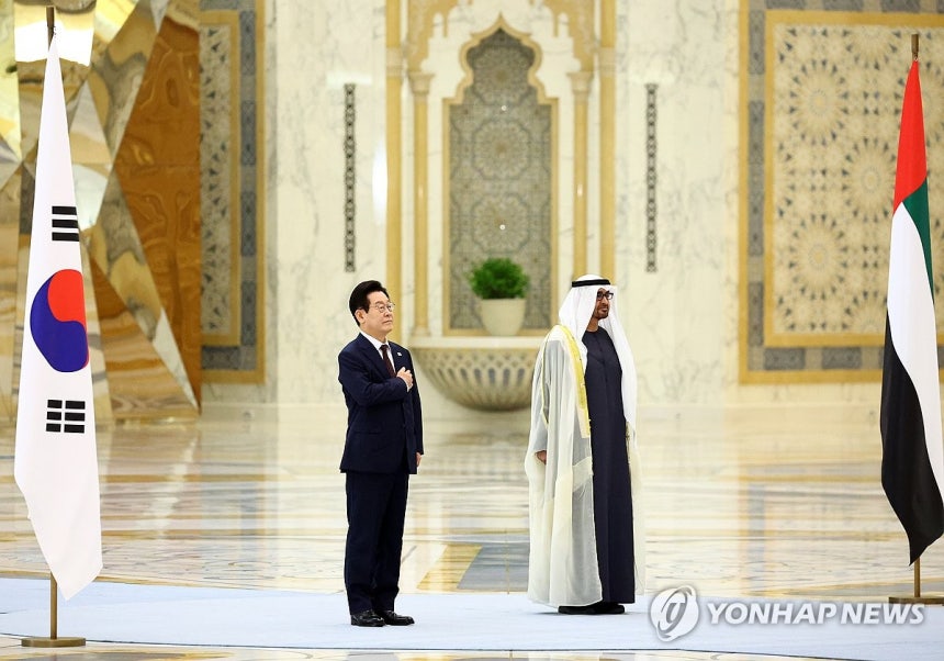 국기에 경례하는 이재명 대통령 (아부다비=연합뉴스) 김도훈 기자 = 이재명 대통령이 18일(현지시간) 아랍에미리트(UAE) 아부다비 대통령궁에서 열린 국빈방문 공식 환영식에서 국기에 경례하고 있다. 오른쪽은 무함마드