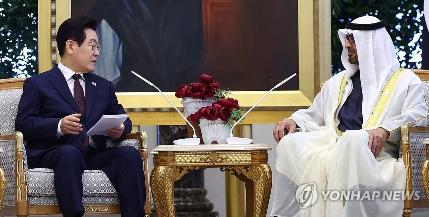 이재명 대통령, 한-UAE 확대회담 (아부다비=연합뉴스) 김도훈 기자 = 아랍에미리트(UAE)를 국빈 방문 중인 이재명 대통령이 18일(현지시간) 아부다비 대통령궁에서 무함마드 빈 자이드 알 나흐얀 UAE 대통령과