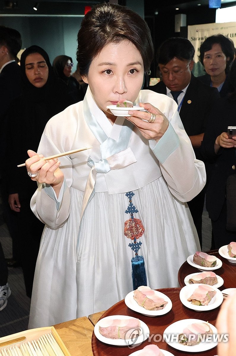 <b>할랄</b> <b>K</b>-<b>푸드</b> 시식하는 <b>김혜경</b> 여사