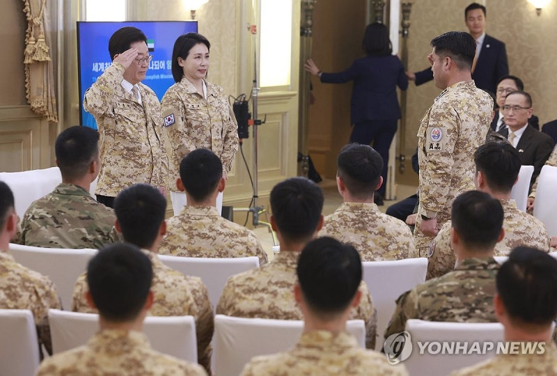 李대통령, <b>아크부대 장병 격려</b>…"국민은 여러분 희생 잊지 않아"