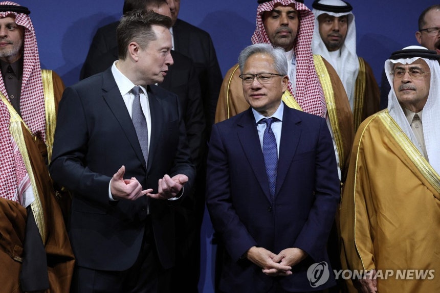 일론 머스크 테슬라 최고경영자(CEO)와 젠슨 황 엔비디아 CEO가 19일 워싱턴DC 케네디센터에서 열린 미국-사우디 투자 포럼에서 대화하고 있다. [Getty Images via