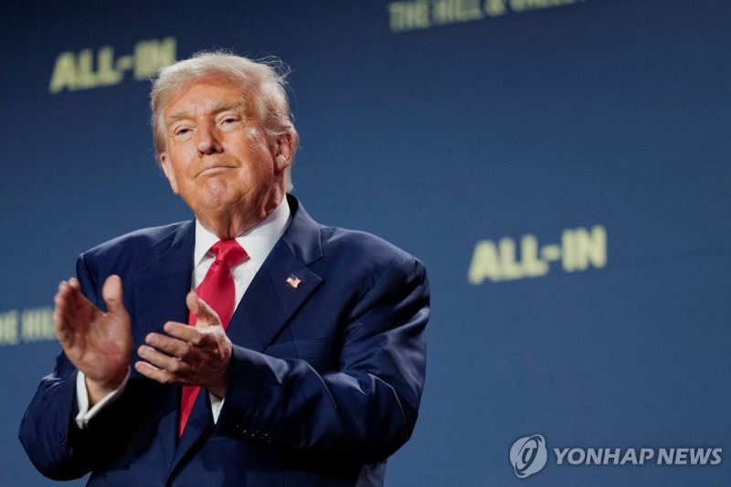 코너 몰린 <b>트럼프</b>, <b>엡스타인 파일 공개</b>법 서명…"민주당에 역풍 불것"