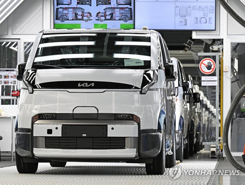 기아, 'PBV 허브' 화성 이보플랜트 준공
(서울=연합뉴스) 기아가 목적기반모빌리티(PBV) 전용 공장인 '화성 이보 플랜트(EVO Plant)'의 문을 열며 연 25만대 규모의 PBV 생산 허브 구축에 나섰다.
