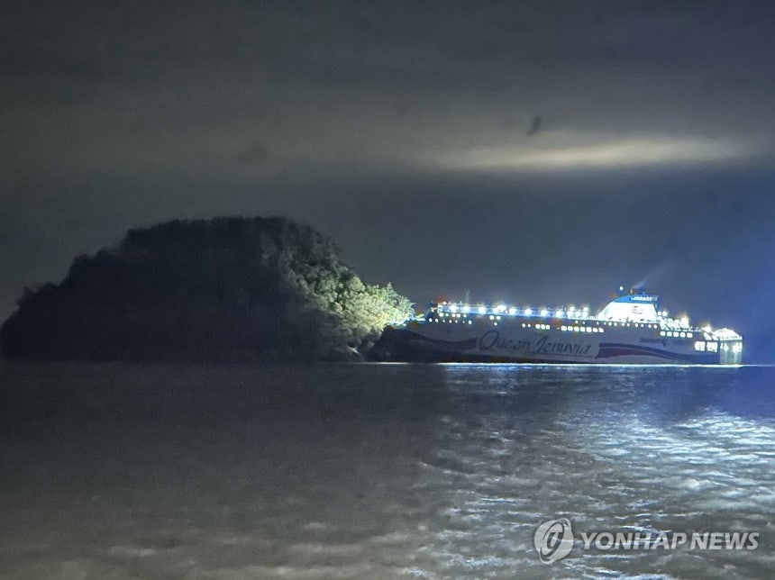 신안 장산도 해상서 좌초된 대형 여객선 (신안=연합뉴스) 19일 오후 8시 17분께 전남 신안군 장산면 장산도 인근 해상에서  267명이 탄 여객선이 좌초됐다. 해경은 경비정을 급파해 승객들을 목포로 이송하고 있다.
