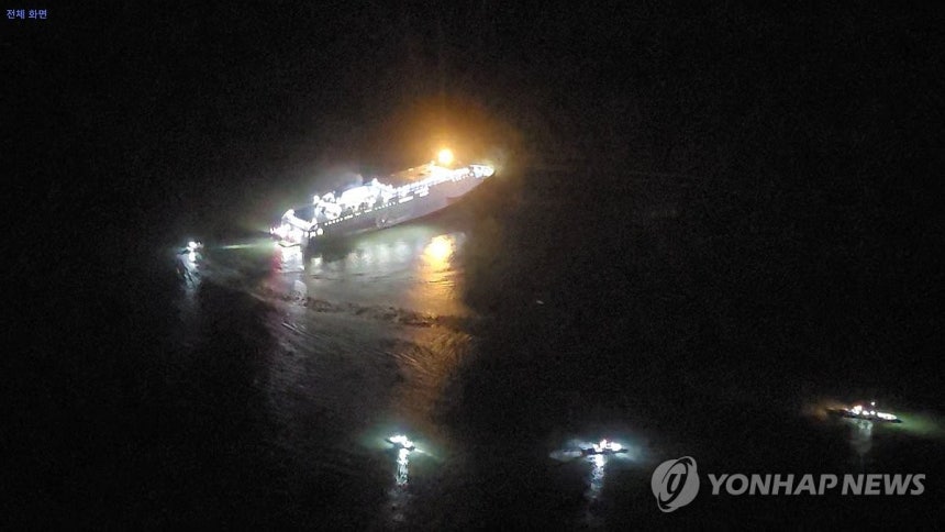 밤바다 한가운데 좌초된 대형 여객선
(목포=연합뉴스) 19일 오후 8시 17분께 전남 신안군 장산도 남방 족도에 여객선 퀸제누비아2호가 좌초돼 해경이 구조 작업을 벌이고 있다. 2