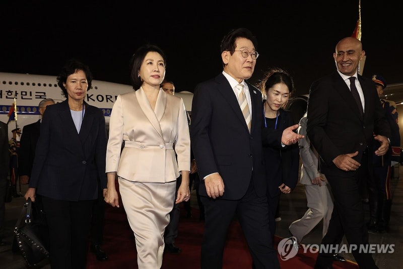 李대통령 <b>이집트</b> 도착…對중동 정책 '카이로 구상' 천명 주목
