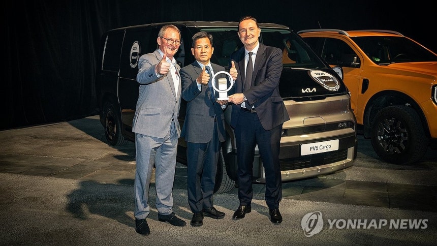 기아, 더 기아 PV5 '2026 세계 올해의 밴' 수상
(서울=연합뉴스) 기아는 19일(현지시각) 프랑스 리옹에서 열린 세계 상용차 박람회인 '솔루트랜스'에서 더 기아 PV5가 '2026 세계 올해의 밴'을 수상했