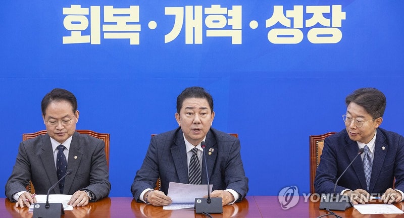대통령 순방땐 자제하자더니…與 '<b>검사장 고발</b>'로 또 엇박 기류