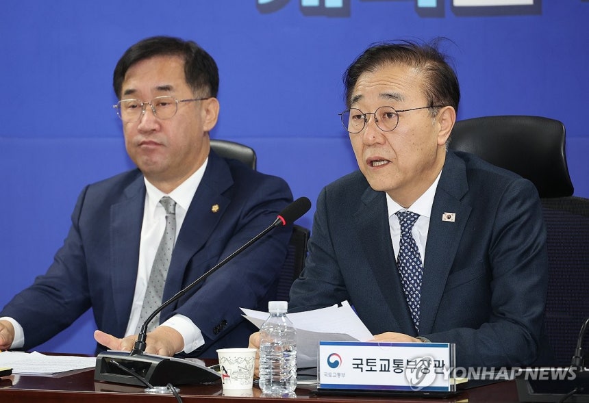 발언하는 김윤덕 국토교통부 장관 (서울=연합뉴스) 박동주 기자 = 20일 서울 여의도 국회 의원회관에서 열린 더불어민주당 국토위-국토교통부 당정협의에서 김윤덕 국토교통부 장관이 발언하고 있다. 2025.11.20 p