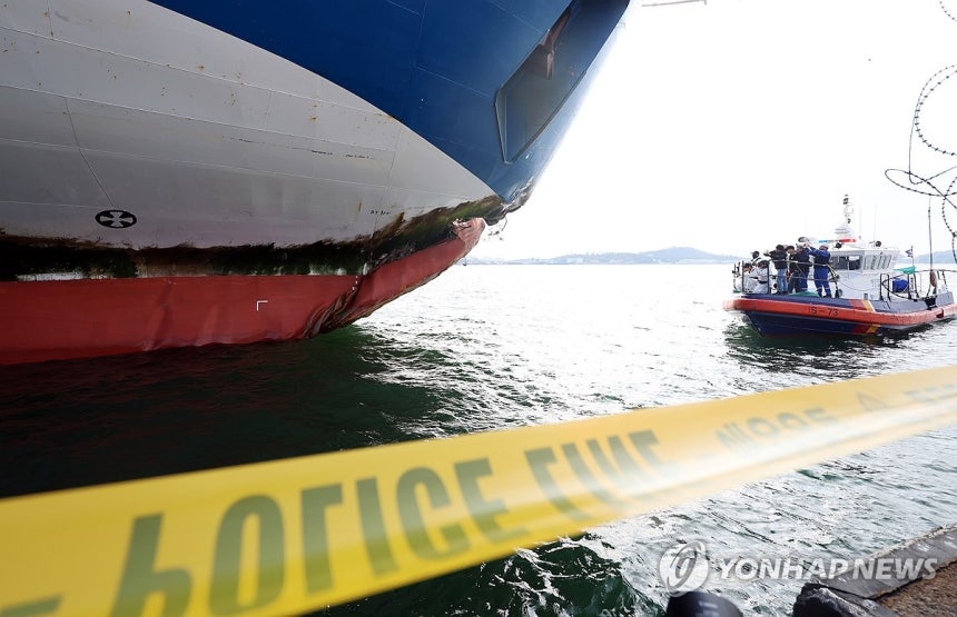 좌초 선박 현장감식 (목포=연합뉴스) 천정인 기자 = 20일 오전 전남 목포시 삼학부두에서 해경과 국과수가 2만6천t급 여객선 퀸제누비아2호에 대한 감식을 하고 있다.      제주에서 267명을 태우고 목포로 향하