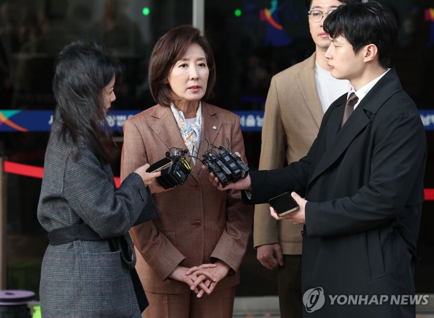 '벌금형 선고' 국민의힘 나경원 의원
(서울=연합뉴스) 김성민 기자 = 국민의힘 나경원 의원이 20일 서울 양천구 서울남부지방법원에서 열린 '국회 패스트트랙 충돌' 1심 선고 공판을 마치고 취재진 질문에 답하고 있다