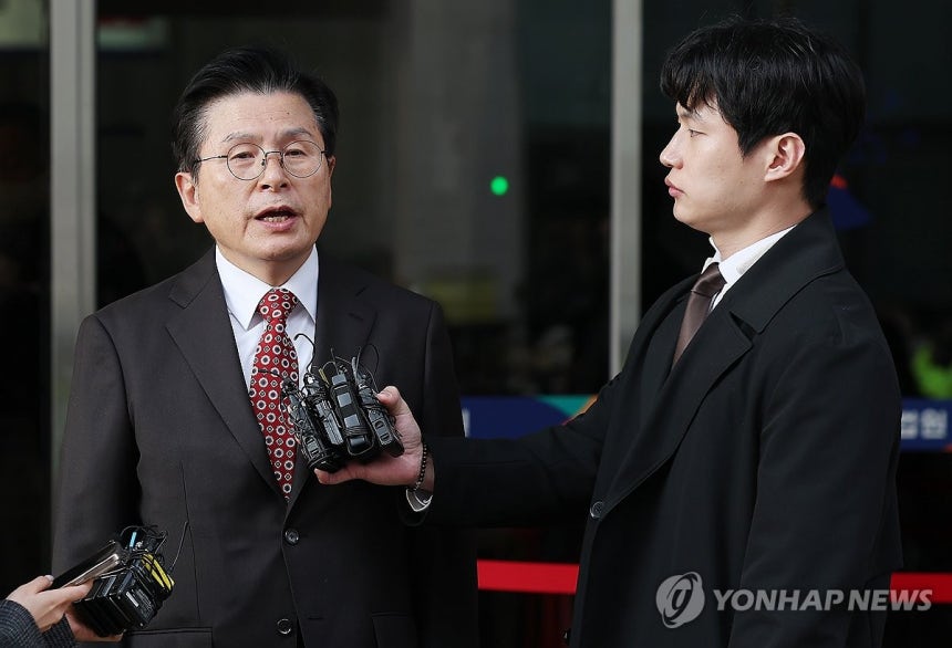 '벌금형 선고' 질문에 답하는 황교안 대표
(서울=연합뉴스) 김성민 기자 = 자유와혁신 황교안 대표가 20일 서울 양천구 서울남부지방법원에서 열린 '국회 패스트트랙 충돌' 1심 선고 공판을 마치고 취재진 질문에 답하