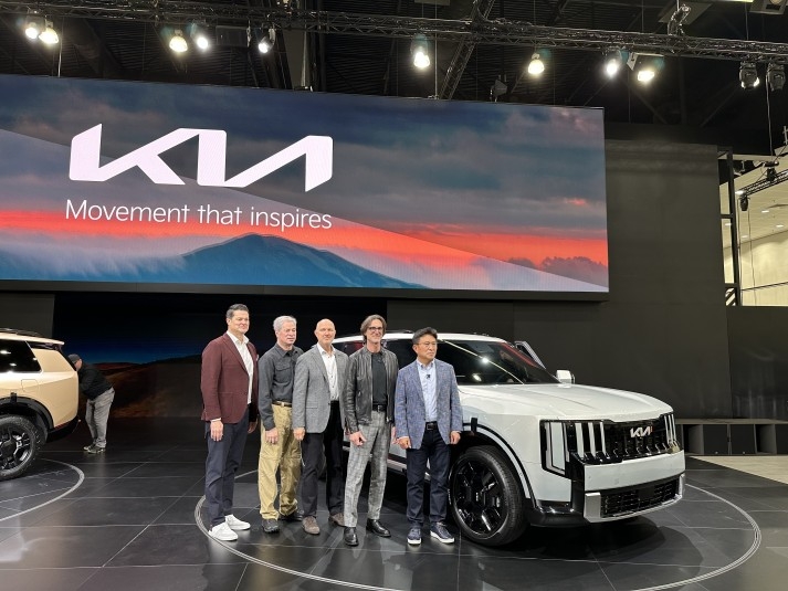 기아, '2027년형 올 뉴 텔루라이드' 공개
(로스앤젤레스=연합뉴스) 임미나 특파원 = 기아 미국법인 임원들이 20일(현지시간) 미국 로스앤젤레스(LA) 컨벤션센터에서 열린 'LA 오토쇼 2025'에서 '2027년