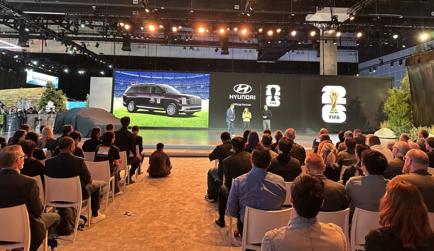 현대차 "내년 북중미 월드컵 공식 파트너"
(로스앤젤레스=연합뉴스) 임미나 특파원 = 현대차가 20일(현지시간) 미국 로스앤젤레스(LA) 컨벤션센터에서 열린 'LA 오토쇼 2025'에서 내년 북중미 월드컵에 공식 파
