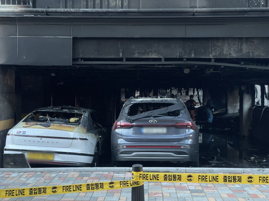 서울 양천구 신월동 아파트 주차장 화재로 불탄 차량 [촬영 강류나 수습기자]