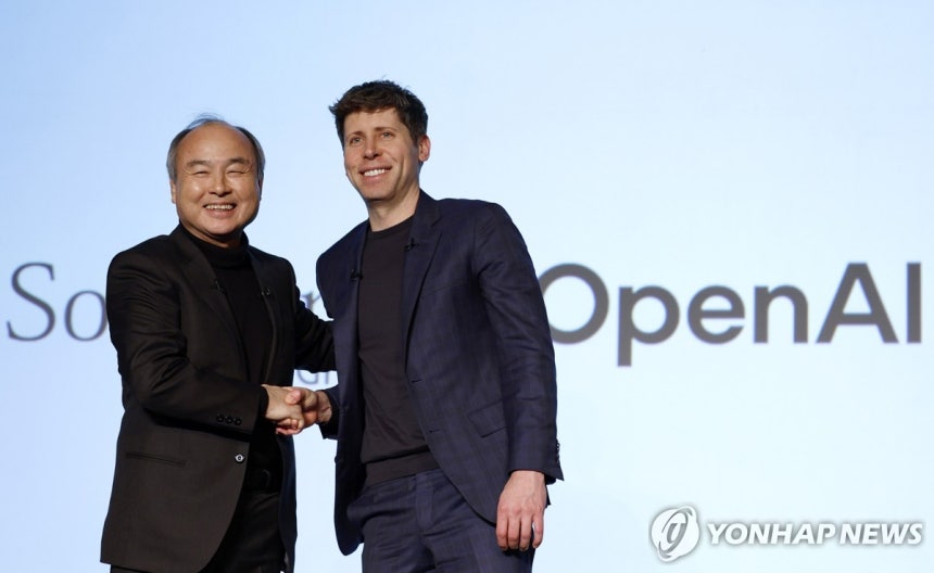 손정의 소프트뱅크 그룹 회장(왼쪽)과 샘 올트먼 오픈AI 최고경영자(CEO)가 지난 2월 3일(현지시간) 일본 도쿄에서 열린 'AI를 통한 비즈니스 혁신' 행사에서 악수를 나누고 