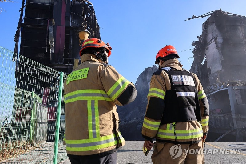 <b>이랜드</b>패션 <b>물류</b>창고 <b>화재</b> '3층 끝 불길' 확인
