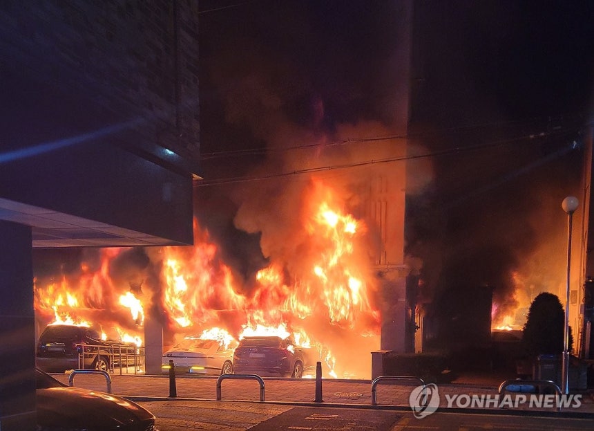 신월동 아파트 화재 (서울=연합뉴스) 21일 오전 5시 33분께 서울 양천구 신월동의 9층 규모 아파트 1층 필로티 주차장에서 불이 나 약 2시간 30분 만에 완전히 꺼졌다.     이 불로 아파트 주민 50명이 연