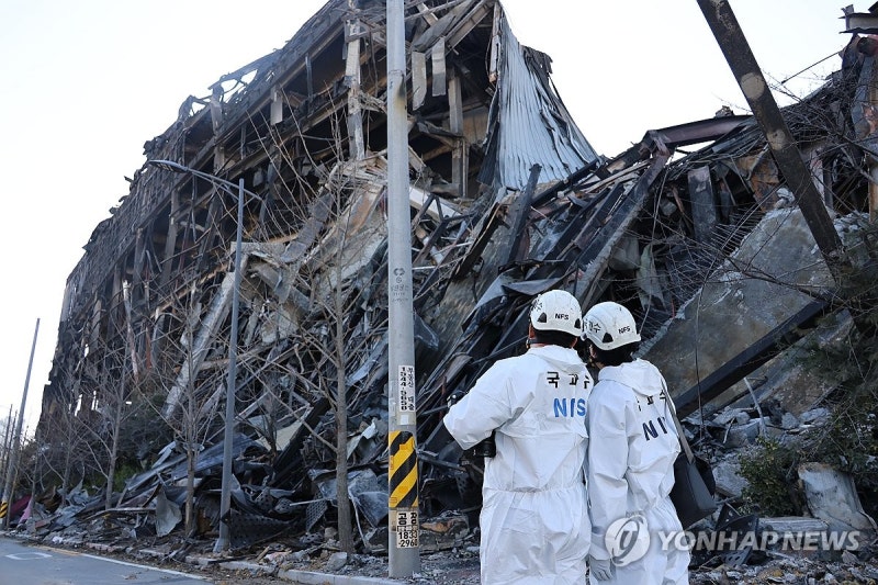 <b>이랜드</b>패션 <b>물류센터 화재 합동 감식</b> '3층 끝 불길' 확인(종합)