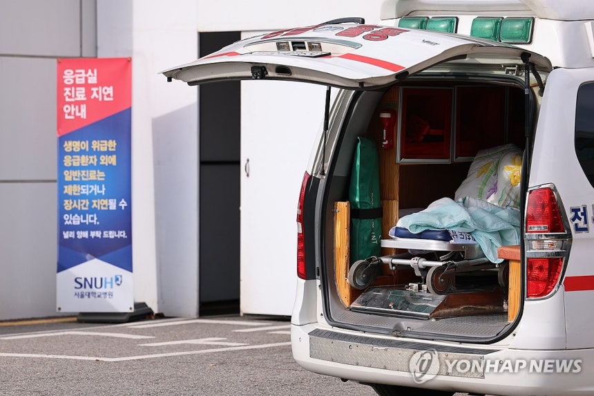 응급실 앞 기다림 (서울=연합뉴스) 서대연 기자 = 25일 오후 서울 시내 한 대형병원 응급의료센터 앞에서 한 환자가 구급차에 탄 채로 대기하고 있다. 2024.11.25 dwise@yna.co.kr